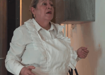 [COMPLETO] 0149H1006 Se avergonzaba de su mamá por ser una sirvienta