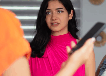 [COMPLETO] 0156H1006 Señora se quería sentir joven vistiéndose como su hija