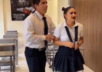 [COMPLETO] 0067H1020 Quería conquistar a su profesor y su plan no funciono Mi Poesia