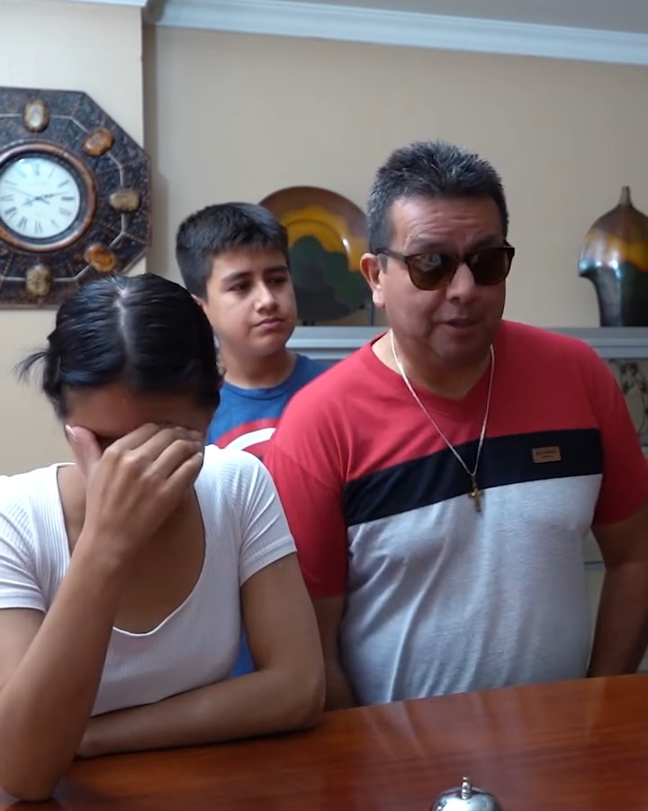 [COMPLETO] 0211H1020 Mamá vende las pertenencias de su familia para irse de viaje