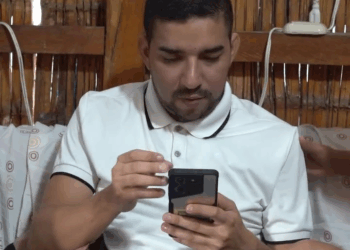 [COMPLETO] 0001H1020 Ignoraba a su mujer por estar metido en el celular todo el día Mi Poesia