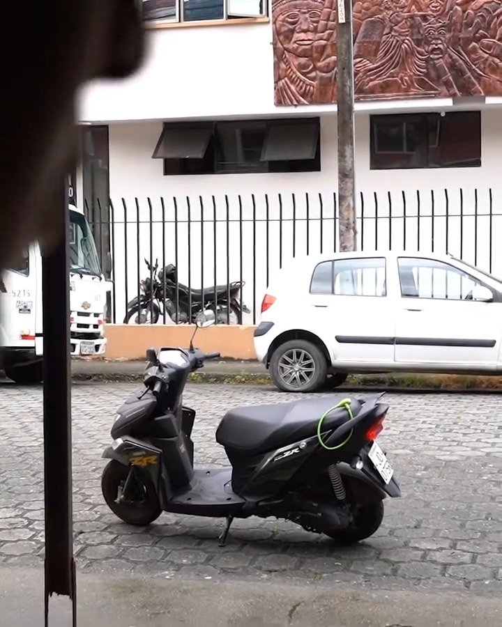 [COMPLETO] 0217H1020 Chica encubre a un hombre desconocido que intentó huir de la ley