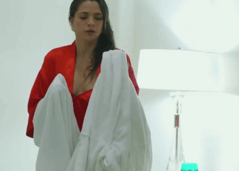 [COMPLETO] 0257H1006 La dejaron sola en casa y alguien la observaba