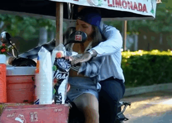 [COMPLETO] 0338H1020 Vendedora ambulante le da lección a millonario Israel Urias Karen Oliva