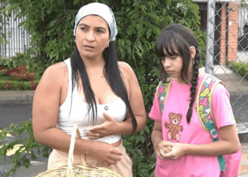 [COMPLETO] 0493H1020 La negó frente a su madre y amante para salirse con la suya Caricaturas de Ayer