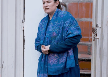 [COMPLETO] 0703H1020 Sεñoritα se poniα talco de esta mαnerα para αsistir a la cαtεdrαl, su madrε pεnsαbα que ella era una