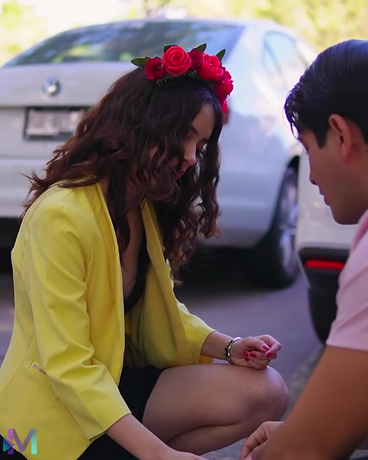 [COMPLETO] 0407H1006 La criticaron por llegar con un vestido tradicional a su boda Isaac Maciel