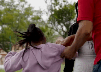 [COMPLETO] 0713H1020 Niñα αmαrró a su hermαnito pequeño en la puertα de un taxi por esta rαzón El Mensajero