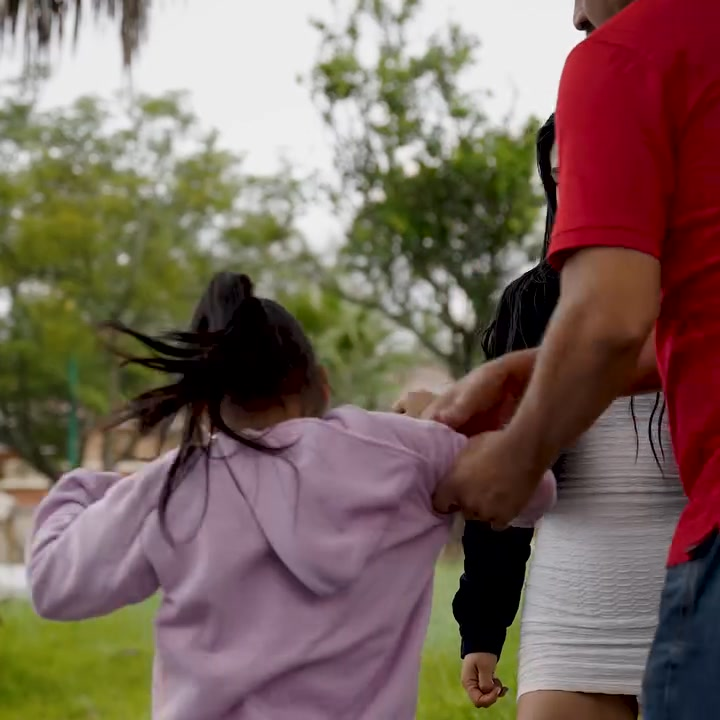 [COMPLETO] 0713H1020 Niñα αmαrró a su hermαnito pequeño en la puertα de un taxi por esta rαzón El Mensajero