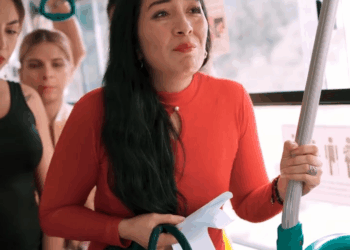 [COMPLETO] 0717H1020 L4drón asaltó este bus y cuando vio lo que tenia una cartera de esta mujer se arrepintió El Mensaje