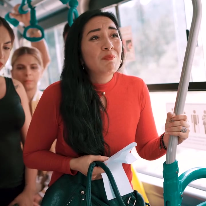 [COMPLETO] 0717H1020 L4drón asaltó este bus y cuando vio lo que tenia una cartera de esta mujer se arrepintió El Mensaje
