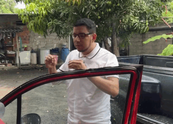 [COMPLETO] 0015H1020 Le pide ayuda al maestro para arreglar algo en el cuarto Mi Poesia