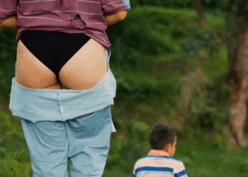 [COMPLETO] 0720H1020 Niño salvó a esta mendiga ciega que iba a caer en el rio y la llevó a su casa para esto El Mensajer