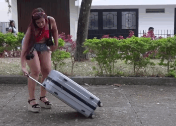 [COMPLETO] 0539H1020 Chica fingió tener un cuerpazo para desenmascarar Caricaturas de Ayer