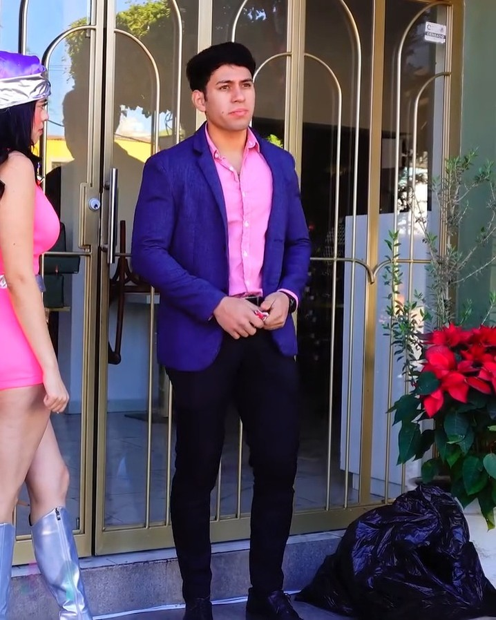 [COMPLETO] 0456H1006 Le REGALO comida a una VIEJA vagabunda y nunca pensó su final