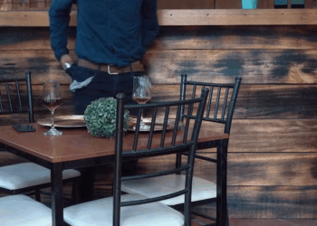 [COMPLETO] 0080H1020 Este hombre le pide a su cita que pague la cuenta