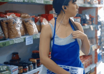 [COMPLETO] 0750H1020 Mujer en p3ligr0 hizo esto para llamar la atención de esta vendedora en un supermercado El Mensajer