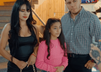 [COMPLETO] 0754H1020 Reportera ofreció doscientos dólares a esta niña para que confiese algún secreto de su madre infiel