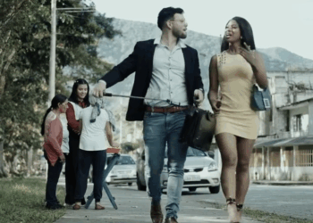 [COMPLETO] 0757H1020 Este mago uso su talento por una buena causa y ayudar a este abuelita, de estos malhechores El Mens