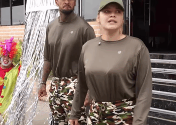 [COMPLETO] 0556H1020 Chico desapareció a su mejor amigo en el servicio militar para quedarse con su novia Caricaturas de