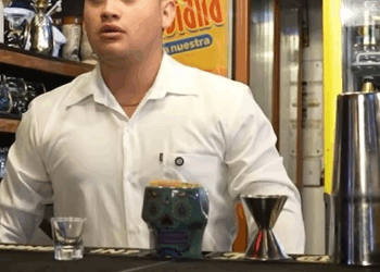 [COMPLETO] 0565H1020 La expulsaron de la discoteca por su apariencia sin saber que era la dueña Caricaturas de Ayer