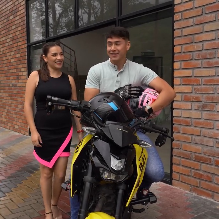 [COMPLETO] 0110H1020 Se enamoró de una empresaria, a pesar de ser solo un repartidor