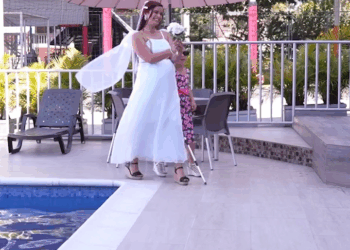 [COMPLETO] 0570H1020 Niña empujo a su madrastra a la piscina para mostrar esta gran verdad a su padre Caricaturas de Aye