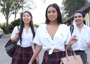 [COMPLETO] 0575H1020 Ella usa una caja en la escuela por no ser perfecta Caricaturas de Ayer