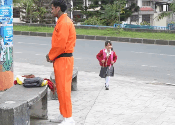 [COMPLETO] 0577H1020 Reo se disfrazó de estudiante para ingresar a la escuela y festejar el cumpleaños de su hija Carica