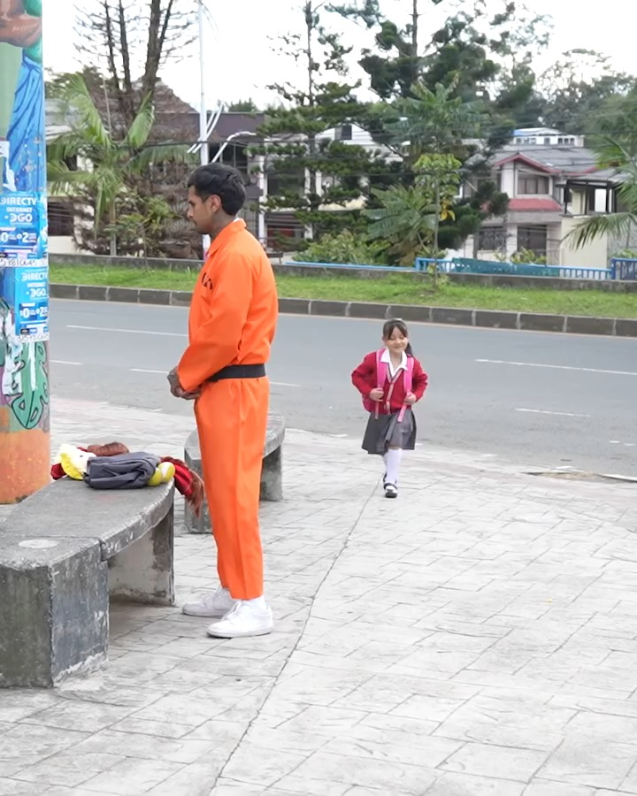[COMPLETO] 0577H1020 Reo se disfrazó de estudiante para ingresar a la escuela y festejar el cumpleaños de su hija Carica