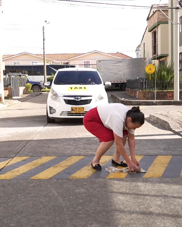 [COMPLETO] 0580H1020 Hijo mal agradecido pagó un taxista para enviar a su madre a su asilo de ancianos Caricaturas de Ay