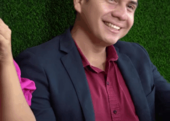 [COMPLETO] 0135H1020 Repartidora de pizza recibe una oferta inesperada de un famoso