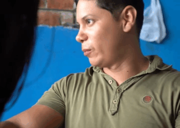 [COMPLETO] 0026H1020 Se da una ducha en el patio de su casa Mi Poesia