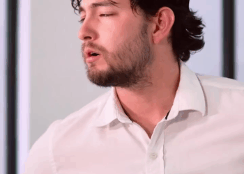 [COMPLETO] 0616H1006 Le pagó a un mesero para hacerse pasar por su prometido