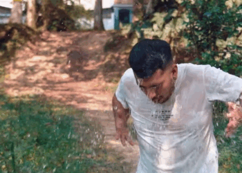 [COMPLETO] 0169H1020 Chica nerd le pide al chico más guapo su primer beso