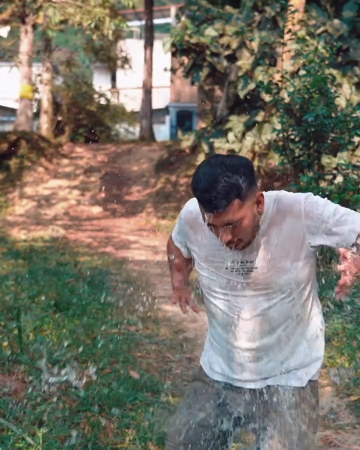 [COMPLETO] 0169H1020 Chica nerd le pide al chico más guapo su primer beso