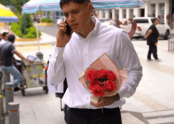 [COMPLETO] 0176H1020 Encontró a su esposa comprando un regalo para otro hombre