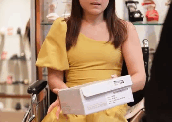 [COMPLETO] 0666H1006 Vendedora la hizo menos por su condición