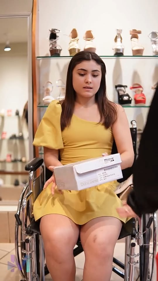 [COMPLETO] 0666H1006 Vendedora la hizo menos por su condición