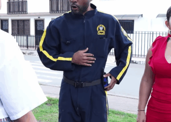 [COMPLETO] 0588H1020 Colegiala fingió su embarazo y se disfrazó de monja para llevarse los pollos del mercado Caricatura