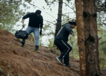 [COMPLETO] 0776H1020 Niña llamó la atención a esta pareja botándoles lombrices para salvar a su madre que estaba en pelig