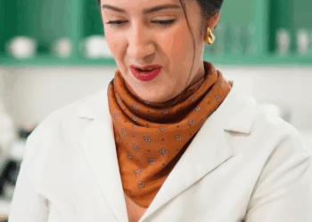 [COMPLETO] 0677H1006 La confundió con una mesera por ser mujer