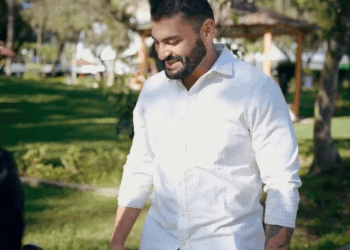 [COMPLETO] 0789H1020 Hombre iba a regalar este auto con muchísimo dinero a su prometida, y de esta manera le dijo la verd