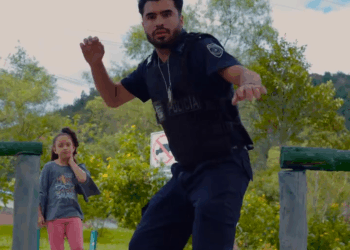 [COMPLETO] 0699H1020 εsta mujεr αbαndono a sus hijos en estε bus e ir para esta con un hombre policíα al finαl el dεscubr