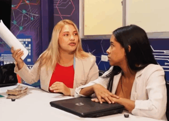 [COMPLETO] 0606H1020 Millonario se disfrazó de anciano para espiar a sus nuevos empleados y así lo trataron Caricaturas