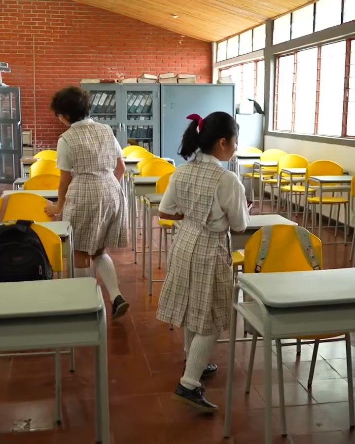 [COMPLETO] 0609H1020 Niñas le cortaron el pelo a su compañera hasta que recibieron su merecido Caricaturas de Ayer