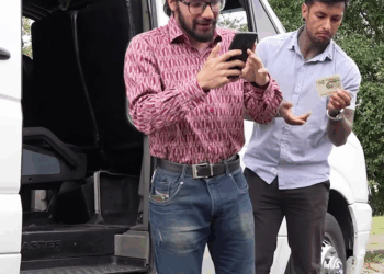 [COMPLETO] 0618H1020 Puso en riesgo a sus pasajeros por su adicción al celular Caricaturas de Ayer