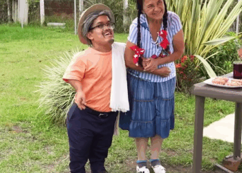 [COMPLETO] 0667H1020 Abuelita campesina va a comprar una mansión y todos se ríen, luego pasa esto Caricaturas de Ayer