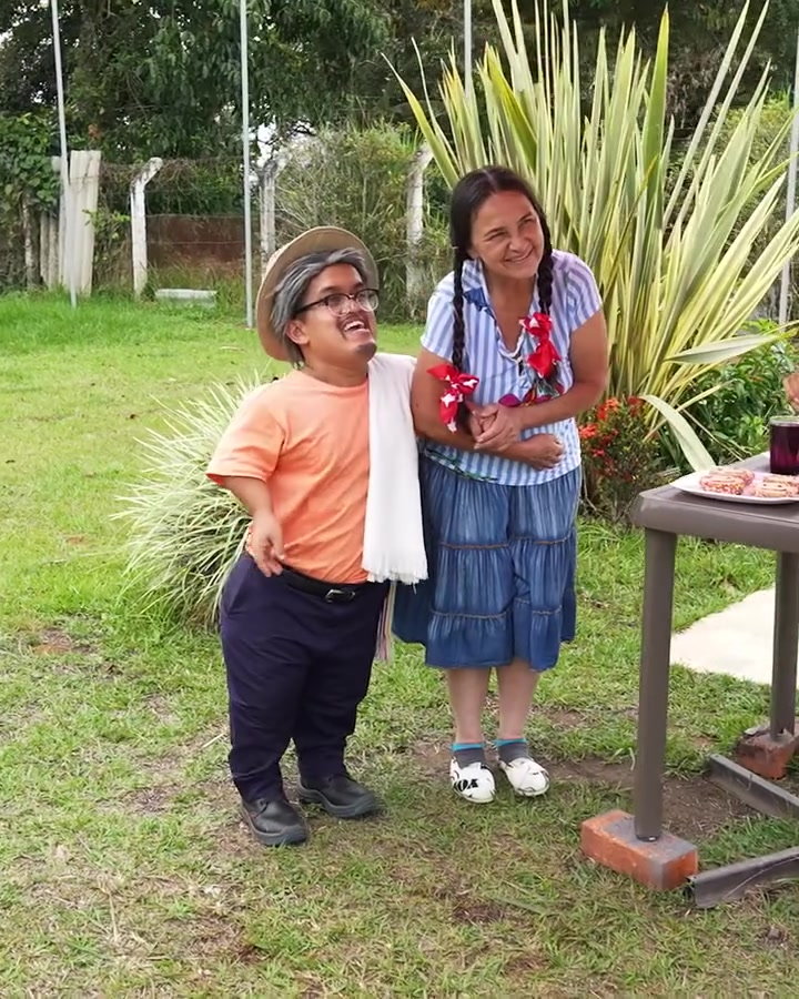 [COMPLETO] 0667H1020 Abuelita campesina va a comprar una mansión y todos se ríen, luego pasa esto Caricaturas de Ayer