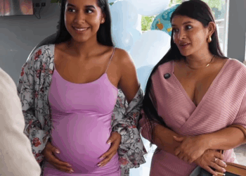 [COMPLETO] 0621H1020 Llegó con un regalo al Baby Shower, pero nadie se imaginó lo que había adentro Caricaturas de Ayer